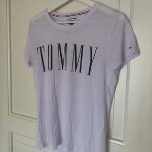 T-shirt från Tommy hilfiger. Storlek XS, passar även S.
