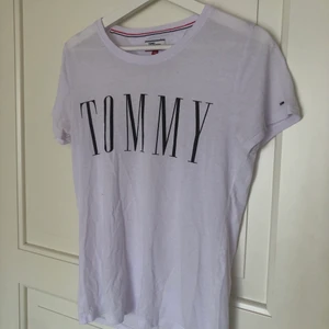 T-shirt  - T-shirt från Tommy hilfiger. Storlek XS, passar även S.