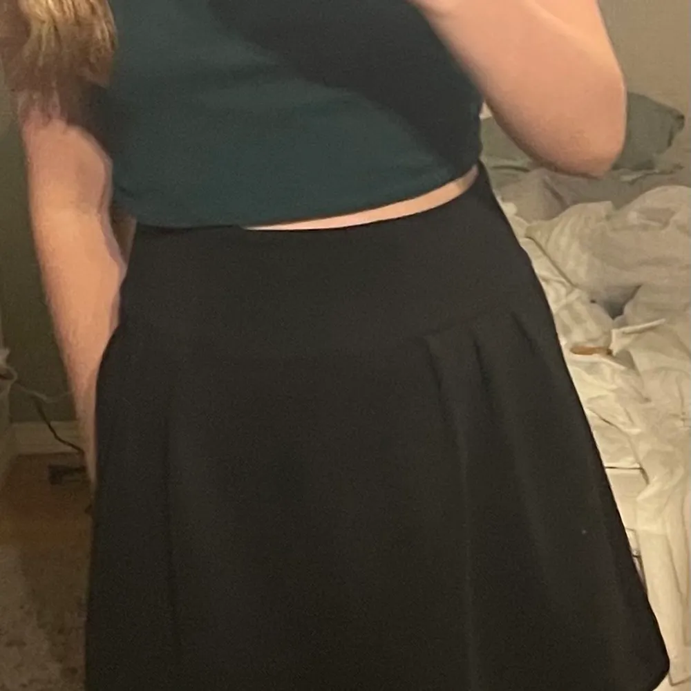 En svart högmidjad kjol som jag själv köpt på second hand, den är i extremt bra skick och har fortfarande prislappen från när jag köpte den kvar. Be gärna om fler bilder om det behövs för att se tydligare hur den ser ut :)). Kjolar.