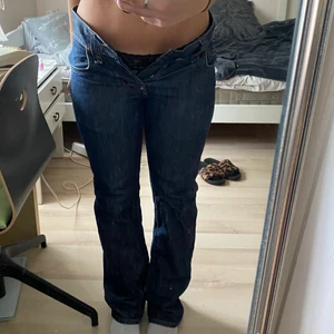 Lågmidjade jeans  - Superfina lågmidjade jeans i storlek 29/32. Köpta på secondhand. Märket heter ”selected” Jag är ca 167 cm. Hör av er vid intresse eller frågor☺️