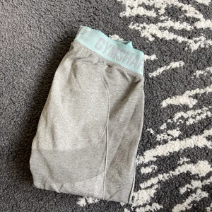 Gymshark träningsbyxor  - Grå populära träningsbyxor från gymshark, sitter skönt och snyggt 