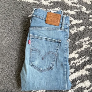 Levis Jeans - Mina absolut FAVORIT jeans från Levis som tyvärr blivit för små, sitter så skönt och formar sig bra. 