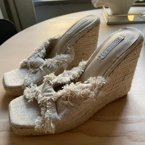 Skor - Fina sommarskor som jag tyvärr Aldrig har använt pga för små! Storlek 39 men väldigt små i storlek. 