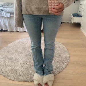 Lågmidjade jeans - Säljer dessa jeans från hm! Bra skick! Passar så bra nu till hösten med en stor oversized stickad tröja! Kontakta mig om du intre