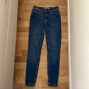 Lågmidjade jeans i mörkblått I storlek XS 