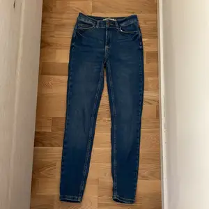 Lågmidjade jeans i mörkblått I storlek XS 