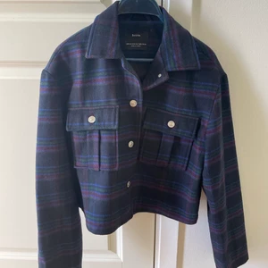 Croppad jacka - Croppad rutig jacka från Bershka storlek XS.
