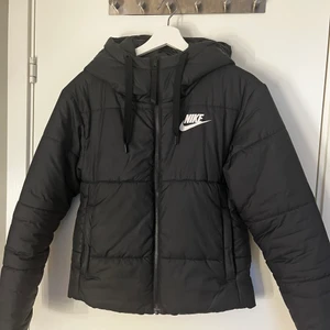 Nike vinterjay - Säljer då min Nike vinter jacka pga förliten  och kommer aldrig till andvändning. Den är andvänd men inget man märker! Har ingen aning vad den koster ny men pris kan diskuteras 