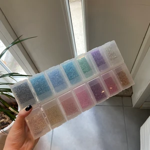 Pärlor - Pärlor från panduro (tror jag). Det mesta av pärlorna är oanvända förutom de vitala de gröna.💕