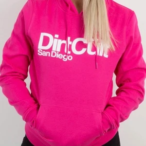 Dirtcult hoodie storlek s - Säljer nu min neonrosa dirtcult hoodie, den är använd men i bra skick, storleken är S men det är en unisex modell så den passar även en M💞