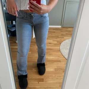 low rise jeans - Säljer dessa superfina lågmidjade jeans. Använda nån gång men är så gott som nya! Är lite osäker på vad det är för storlek men skulle gissa på 26 eller 27/30 Köp direkt för 350 + frakt!