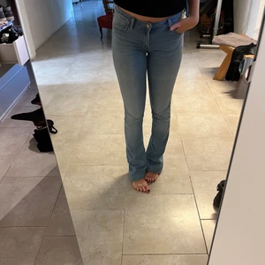 Lågmidjade jeans  - Lågmidjade bootcut jeans från Lee💙💙 Modellen heter skinny boot💙 Storleken är W30 L35! Säljer för att det inte kommer till användning länge💙