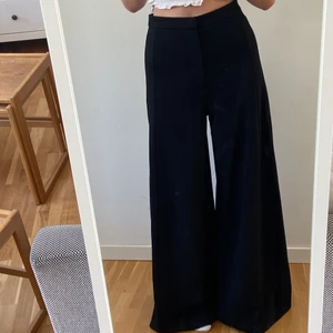 Utsvängda byxor - Säljer pga lite för långa för mig, frakt tillkommer 🥰 passar nog 36-40