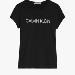 Calvin Klein t-shirts  - Säljer min Calvin klein t-shirts för den är för liten, det är i stolek 164 och i bra skick. Ny pris 349kr skriv för fler bilder 🫶🏼