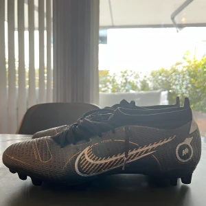 Fotbollsskor Nike mercurial vapor 14 - Säljer ett par fotbollsskor vid namn: Nike Mercurial Vapor 14 Pro FG Shadow - Svart/Guld/Silver köpta på unisport i butik, storleken är 42,5 och dessa är knappt använda eftersom de växte ur mig en månad efter jag köpte dessa. Skriv till mig för fler bilde