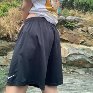 Nike shorts  - Lite längre svarta basketshorts från Nike i storlek XL.