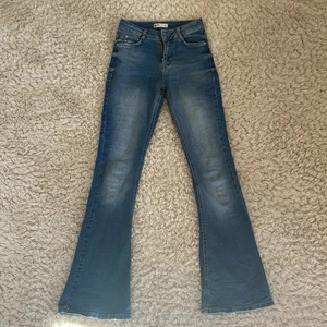 Gina lågmidjade Bootcut jeans strl XS - Bra skick, väldigt mjuka. Användt cirka 4-5 gånger. Kontakta mig om frågor om mått osv.