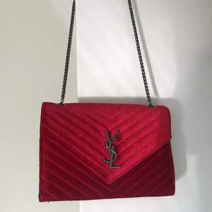 En väldigt elegant röd YSL väska, aldrig använt.
