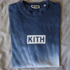 Kith Tie-Dye Box Logo Blue/Pink - Säljer min somriga Kith tröja som har ett riktigt coolt tie-dye mönster! Tröjan är i använt skick men ser väldigt fin ut fortfarande. 🧿  Storlek: S Mått:  längd: 71cm  bredd: 50cm  armlängd: 17cm   Obs! Inte 100% på äktheten av denna därav priset 