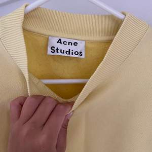 Sweatshirt med dragkedjedetaljer (på sidorna) från Acnes Studios i pastellgul färg. Har viss missfärgningar som syns i bild som säkert går att tvätta bort! 