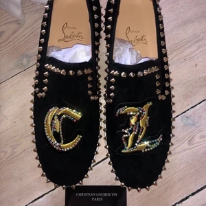 Christian Louboutin - Louboutin skor från 2020 kollektionen, finaste skorna jag äger men oanvända pga att dom är för stora för mig. Kan skicka eller mötas i Stockholm💞 Kan diskutera pris vid snabb affär