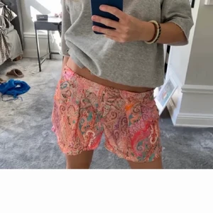 Snygga Zara shorts💓 - Säljer mina snygga zara shorts som jag köpte här på Plick. Aldrig använda och inte särskilt använda av tjejen innan heller. Strl M men insydda så sitter mer som S nu. Säljer nu för 200kr+frakt. (Sänkt priset med 150kr) TRYCK EJ PÅ KÖP DIREKT!!