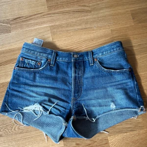 As snygga levis shorts - Perfekta shortsen som passar till allt! Jätte snygga slitningar och snygg passform🤍köpta på zalando. Passar S och M beroende på hur man vill att dem ska sitta🤍🤍