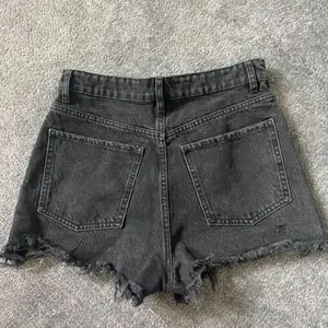 Svarta zara jeans shorts i superbra skick(använda 1 gång). Dem är i storlek 36. Nypris 299 kr, startbud 180 kr.💞Sktiv för frågor 