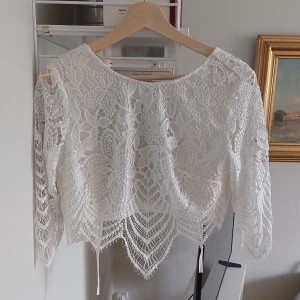 Spetstopp med fri rygg - strl. S - En supersöt topp som är nästan helt fri i ryggen. Man visar också lite av magen. 