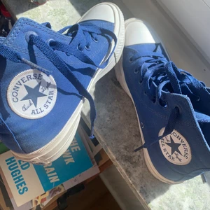 unika converse - assnygga koboltblå converse, säljer pga att dem är för små för mig:( gott skick, sparsamt använda