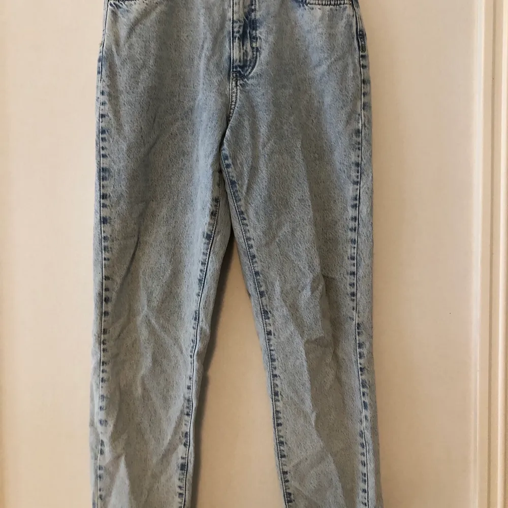Blåa urtvättade jeans från Gina Tricot. Lite mom-jeans modell. Köparen står för frakten . Jeans & Byxor.