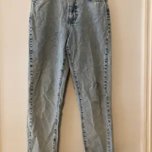 Blåa urtvättade jeans från Gina Tricot. Lite mom-jeans modell. Köparen står för frakten 