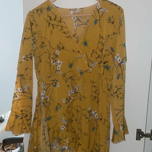 Gul klänning  - Använd en gång, man knyter den så skulle passa från XS till liten M  