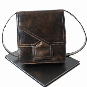 Pour Elle väska - Vacker och tidlös elegant retro väska i läder från märket Pour Elle made in Sweden signerat. I mycket gott skick (nästan som ny)🌸  Pris: 300 kr + frakt tillkommer 