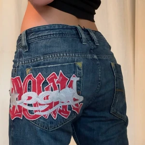 Baggy jeans - INTRESSEKOLL på baggy jeans från diesel, har satt dit trycket själv så finns inga likadana🤍  Funkar för både tjejer och killar, Skriv prisförslag över 400<3