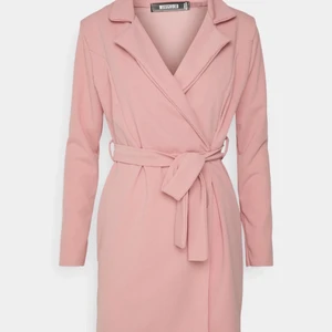 Belted blazer dress misguided  - Oanvänd klänning från missguided med lappen kvar. Storlek uk 10, jag har vanligtvis S/M. Kan även användas som tunn kavaj / kofta över en topp. Köptes för 299kr, säljs för 60kr 