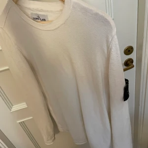 Stone Island tröja - Stone Island tröja i väldigt fint skick. Köpt för 2 299kr förra julen och inte kommit till så mycket användning. Storlek S