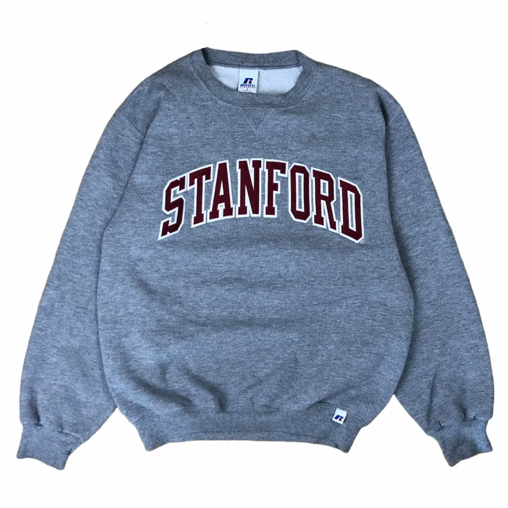Vintage College Sweatshirt från Stanford gjord på en Russel Athletics Blank. Tröjan är i topp skick och har en boxy passform. Storlek Small men passar äve Medium.. Tröjor & Koftor.
