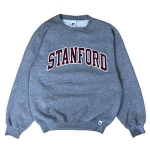 Vintage College Sweatshirt från Stanford gjord på en Russel Athletics Blank. Tröjan är i topp skick och har en boxy passform. Storlek Small men passar äve Medium.