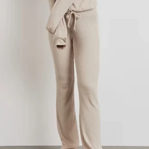 Byxor från gina - Har ett par "stina rib trousers" från gina, i beige. Storleken  är xs. Kan skicka för 100kr/st och köparen står för frakten💞
