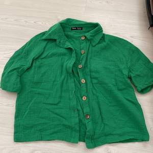 En fin grön T-shirt skjorta från Shein. Aldrig använd, endast tvättad. Fick med den så det var ett sätt men använder endast shortsen. Jätte mjukt och fint matrial. 
