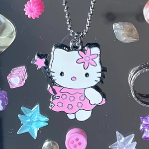 Halsband !! - ”Hello Kitty-halsband” med kulkedja 🎀🧸  Jag postar vanligtvis med frimärken, frakt tillkommer då på 13kr & kommunikation sker via plicks DM (bifogar alltid postbevis). Det går dock även bra att betala genom plicks egna lösning.