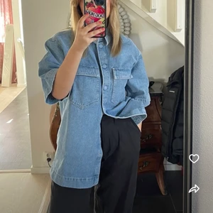Denim skjorta - Säljer denna as balla denim skjorta ifrån H&M! Använd 3 gånger så i nyskick 