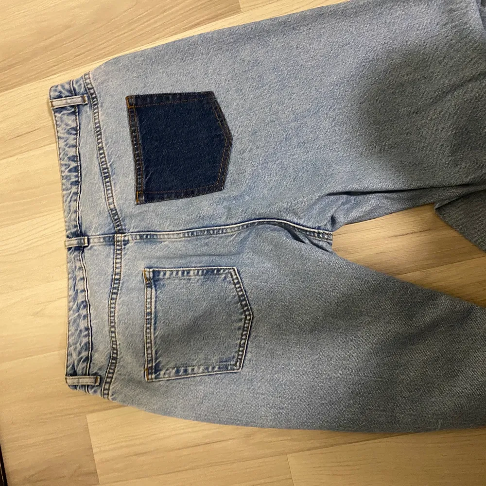 Säljer mina skitcoola na-kd jeans med en mörkblå och en ljusblå bakficka. De är i storlek 44 men om man gillar att ha de lite baggy, som de är på mig som vanligtvis bär 38, är de skitsnygga även så. Perfekt längd på mig som är 172. Pris går att diskutera.. Jeans & Byxor.