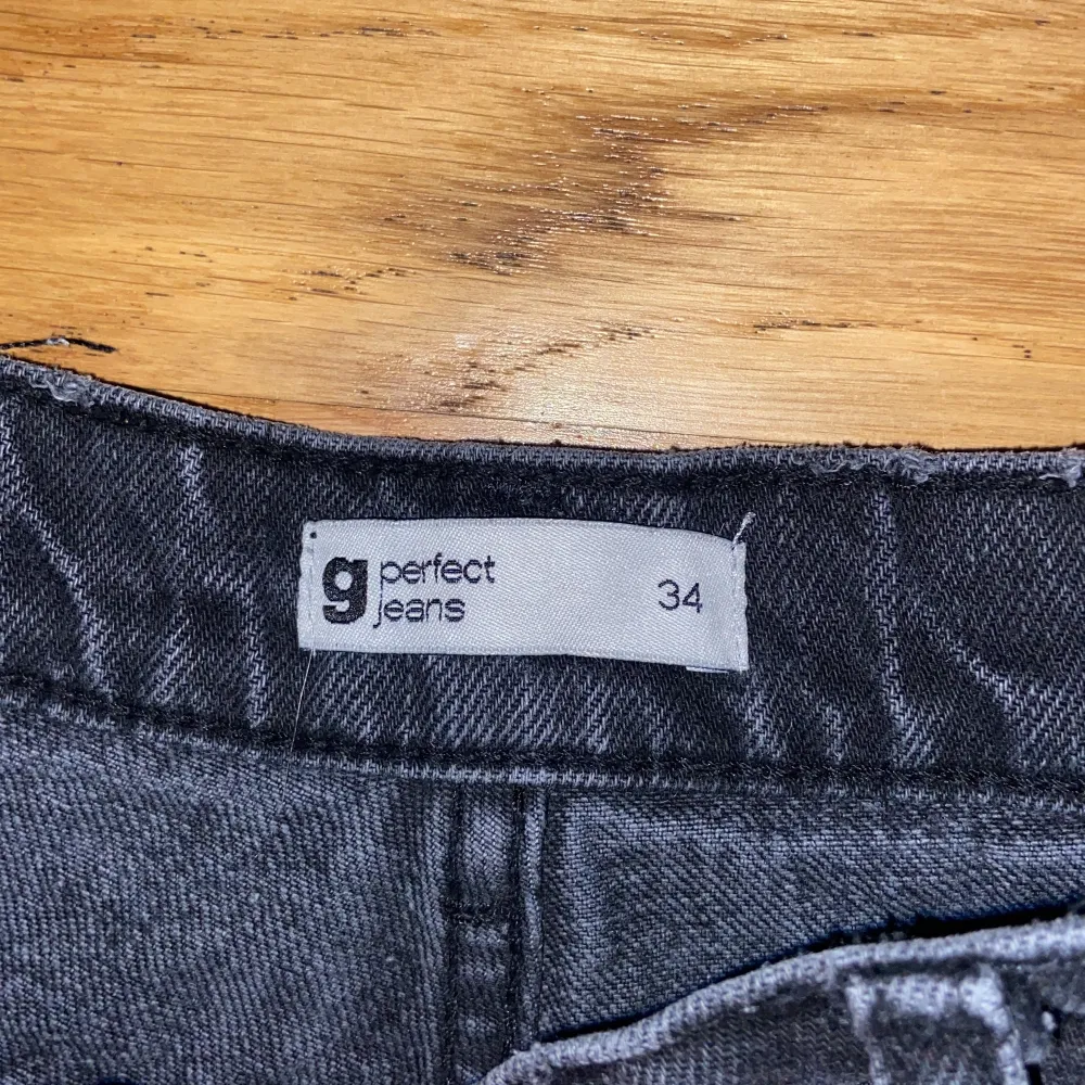 Säljer dessa jeans från Gina tricot som är i färgen washed black.Knappt använda, för bättre bilder skriv.  Nypris:600  Säljer för: 300 (pris går att diskutera) om det inte blir budgivning Köpare står för frakten.. Jeans & Byxor.