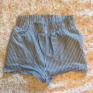 Shorts - Säljer ett par shorts i strl S. Påminner om djerf avenue:) köpare står för frakt💘