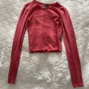 Den här tröjan är nästan som nu, använder få gånger. Storlek XXS och perfekt när man vill ha en enkel tröja men ändå inte!😻 Färgen är en fin blandning mellan röd och rosa. Säljer för att den inte kommer till användning!