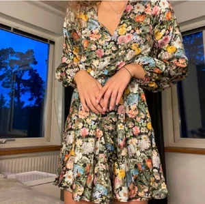 Zara klänning  - Helt ny & oanvänd 