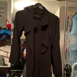 Tunn trenchcoat  - Tunn trenchcoat från BikBok sommarmaterial svart storlek S. Lite liten i storleken skulle nästan kalla den S-XS, den passar inte mig längre. 