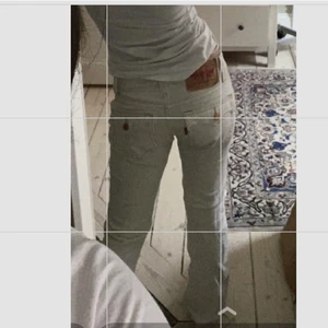levis jens - skit snygga bootcut jeans från levis vintage! skicket är ok men dör nere är de slitna och ena benet är avklippt längst ner frpga för fler bilder passar en 24-25